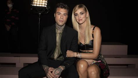 Fedez senza Chiara Ferragni alla sfilata di Versace: il look del 